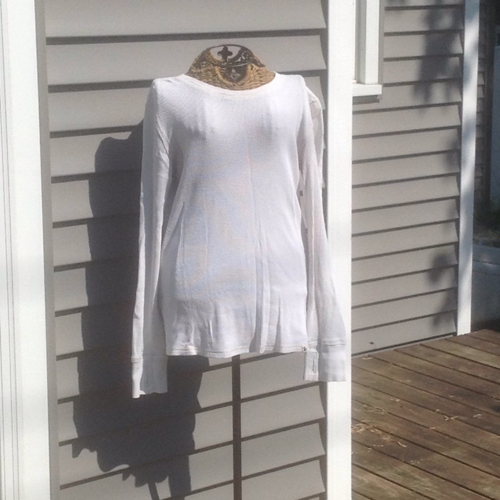 Fitted cream colored thermal w/thumb hole sleeves